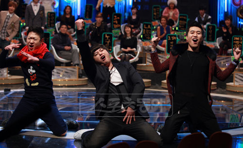 예능복학생 3인방은 과연 올해 예능전쟁에서 승리할 수 있을까? SBS 인기 프로그램 ‘강심장’에 출연한 (왼쪽부터) 천명훈, 
노유민, 김종민이 녹슬지 않은 춤과 노래 실력을 선보이고 있다. [사진제공=SBS]