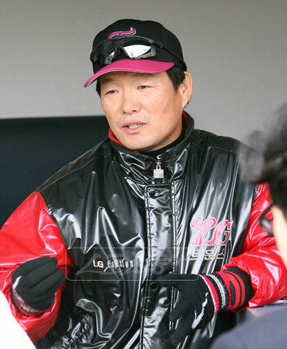 남들은 한번만 해도 소원이 없겠다는 우승을 수차례 경험한 이순철 전 LG 감독이지만 가장 각별한 우승으로 1988년 한국시리즈를 꼽았다. 생사의 기로에서 아끼는 후배를 떠나보낸 아픔을 우승으로 치유했기 때문이다.스포츠동아DB