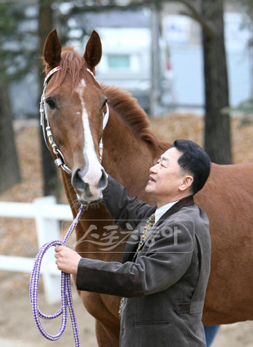 강력한 우승후보 ‘동반의 강자’와 김양선 조교사(오른쪽 아래).