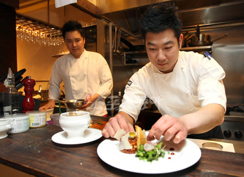 “손님과의 커뮤니케이션이 가장 중요하다”고 말하는 ‘레스쁘아’의 임기학 오너셰프(오른쪽). 성악을 전공한 그는 외식업에 대한 꿈을 저버릴 수 없어 유학길에 올랐고 뉴욕에서는 하루 14시간씩 일하며 요리를 익혔다.