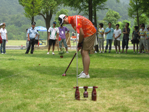 나무공을 말렛으로 때려 게이트에 집어넣는 방식으로 진행되는 우드볼은 경기 룰이 간단해 온 가족이 함께 즐길 수 있다. 한 동호인이 퍼팅을 준비하는 모습. 사진제공｜우드볼연합회