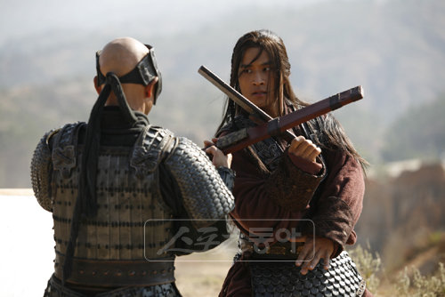 무난히 개봉할 수 있을까. 유승준이 주요 배역으로 등장하는 청룽의 새 영화 ‘대병소장’이 3월 국내 개봉될 것으로 알려지면서, 이를 두고 팬들 사이에 격렬한 찬반 논란이 일고 있다. 스포츠동아DB