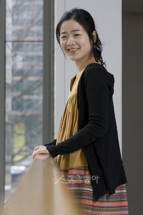 5살 어린이에서 어느덧 31세의 여인이 된 ‘예솔이’. 국악에서 포크 음악에 이르기까지 전방위로 활동중인 이자람이 세종로 일민미술관에서 포즈를 취했다.