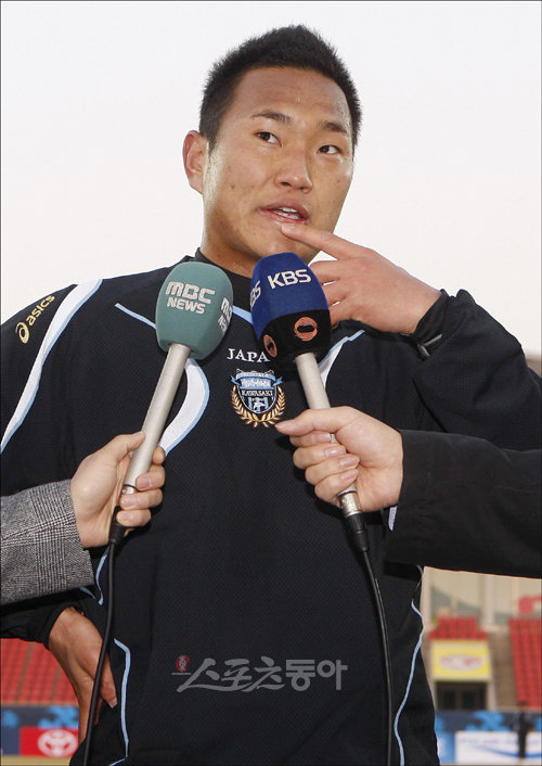 2010 아시아축구연맹(AFC) 챔피언스리그 조별리그 성남 일화와 가와사키 프론탈레와의 경기를 하루 앞둔 22일 가와사키 공격수 정대세가 탄천종합운동장에서 훈련을 마친 후 취재진의 인터뷰 요청에 응하고 있다.