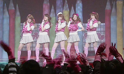 카라가 ‘프리티걸’로 활동할 당시 팬들은 카라의 상징인 ‘핑크’ 고무장갑을 끼고 응원했다. [사진제공=DSP미디어]