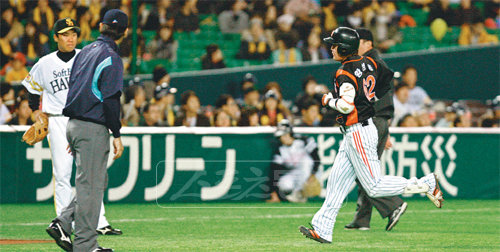 부러운 범호롯데 황성용이 28일 후쿠오카 야후돔에서 열린 소프트뱅크와의 교류전에서 2점홈런을 터뜨린 뒤 베이스를 돌고 있다. 이를 지켜보는 소프트뱅크 3루수 이범호의 표정이 복잡 미묘하다. 사진제공 | 롯데 자이언츠