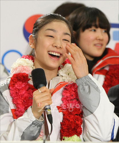 2010 밴쿠버 동계올림픽에서 금메달 6개, 은메달 6개, 동메달 2개를 획득해 종합 5위로 역대 최고의 성적을 거둔 한국선수단이 2일 오후 인천국제공항을 통해 입국했다. 귀국기자회견에 자리한 \'피겨퀸\' 김연아가 밝게 미소 짓고 있다.