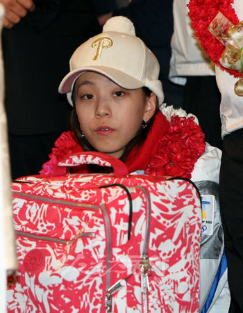 톡톡 튀는 귀국 패션으로 눈길을 끈 여자 피겨스케이팅의 곽민정.