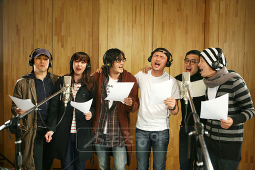 ‘액터스 초이스’의 지진희, 이하나, 장동건, 황정민, 김승우, 공형진(왼쪽부터)이 
합창곡 ‘위’(WE)를 발표했다. 노래 
수익금은 공익사업에 쓰일 예정이다. [사진제공=위온라인]