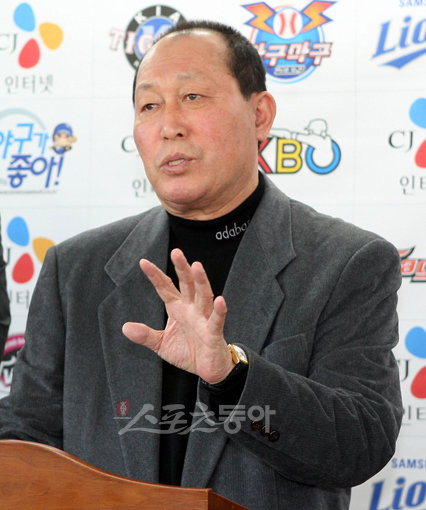 3일 오후 서울 도곡동 한국야구위원회(KBO)회관에서 2010 광저우 아시안게임  야구대표팀 기술위원회가 열렸다. 기술위원회 김인식 위원장이 회의 결과를 발표하고 있다. 박화용 기자 inphoto@donga.com