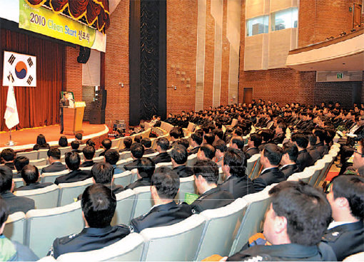 3일 과천 서울경마공원 본관 대강당에서 열린 ‘한국마사회 2010 클린스타트 선포식’. 한국마사회는 이 캠페인을 통해 한국경마의 투명성을 높이려고 노력한다.