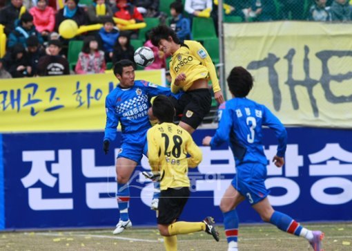 울산 이진호(왼쪽 끝)와 전남 정인환(오른쪽 위)이 7일 광양 전용구장에서 열린 경기에서 공중 볼을 다투고 있다. 시즌 개막 이후 14경기에서 총 48골이 터진 K리그는 2010년 골 풍년을 예고하고 있다. 사진제공 ｜ 전남드래곤즈