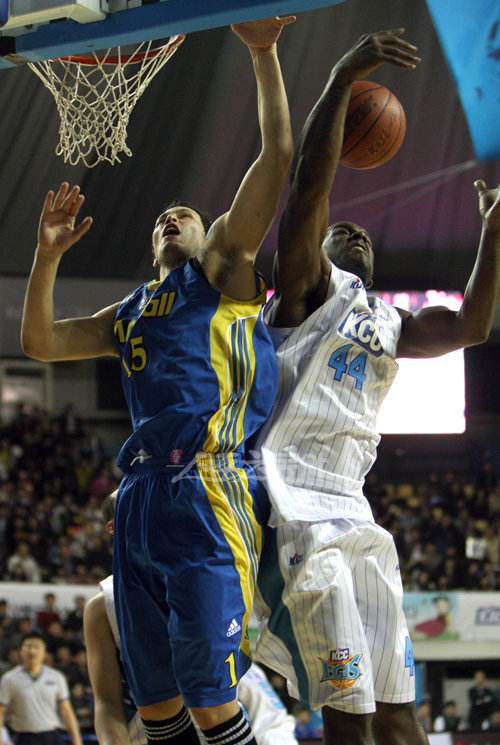 골밑 강자 존슨의 힘! KCC 용병 존슨(오른쪽)과 삼성 이승준이 11일 전주실내체육관에서 열린 2009∼2010 프로농구 6강 플레이오프 1차전에서 치열한 골밑 리바운드 다툼을 벌이고 있다.