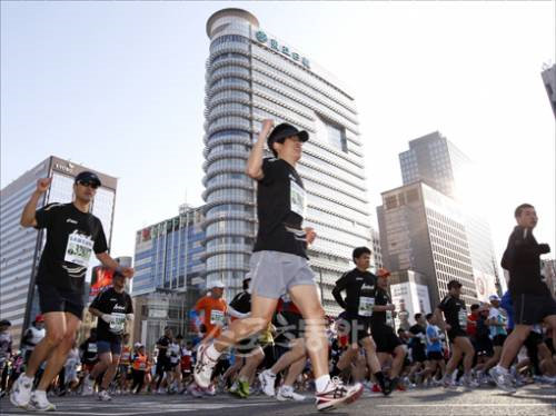 국제육상경기연맹(IAAF)이 인정하는 최고등급인 골드 라벨을 받음으로써 세계 최고의 보스턴마라톤과 어깨를 나란히 하게 된 
2010서울국제마라톤대회 겸 제81회 동아마라톤대회가 21일 오전 8시 서울 세종로 이순신 장군 동상 앞에서 출발 총성을 울렸다.
 마스터스 부문에 참가한 일반인들이 역주하고 있다.