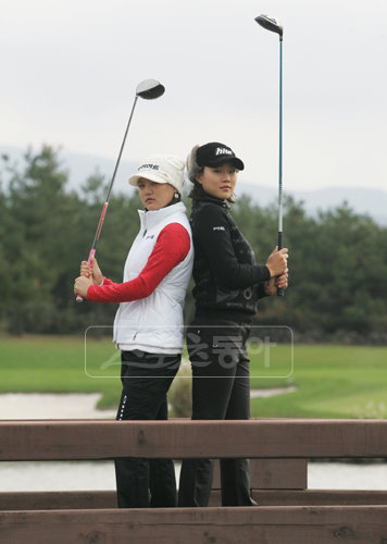 2009년 KLPGA 투어 5관왕 출신인 서희경(오른쪽)과 라이벌 유소연이 2010 시즌 개막을 앞두고 선전을 다짐하며 포즈를 
취했다. [사진제공=KLPGA]