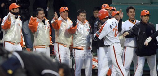 2010 프로야구 한화이글스 대 롯데자이언츠 경기가 30일 대전 한밭야구장에서 열렸다. 1회말 2사 1루 한화 최진행이 좌월 투런 홈런을 치고 홈인해 덕아웃에서 하이파이브 하고 있다. 대전 | 김종원기자 won@donga.com