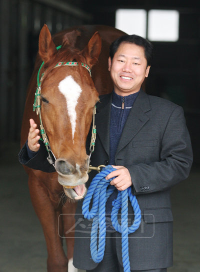 8세 노령마 ‘밸리브리’와 홍대유 조교사. “우승을 욕심내지 않는다”는 홍대유 조교사의 말에도 불구하고 밸리브리의 거침없는 질주는 계속된다. 사진제공 ｜ 한국마사회