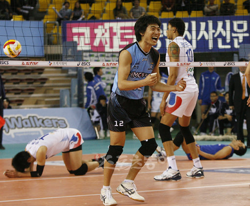 1일 천안 유관순체육관에서 열린 현대캐피탈과 대한항공의 프로배구 플레이오프 2차전. 현대 장영기가 공격에 성공한 후 기뻐하고 있다. 천안ㅣ
임진환 기자 photolim@donga.com