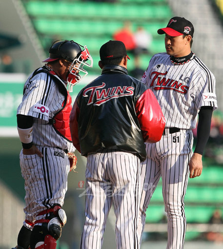 LG 박종훈 감독(가운데)은 4일 잠실 넥센전 도중 마운드에 올라 에이스 봉중근(오른쪽)의 자세를 꾸짖었다. 하지만 경기 후 2군행 통보를 받은 봉중근의 아내 박 모씨가 미니홈피에 박 감독을 비난하는 글을 올리면서 파문이 확대됐다. 바람 잘 날 없는 LG다. 스포츠동아DB