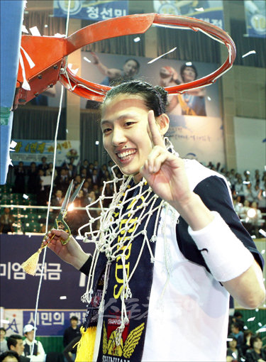 “또 해냈다” 안산 신한은행 선수단이 2009∼2010 여자프로농구 챔피언결정전 삼성생명과의 4차전에서 승리하며 4년 연속 통합 우승을 달성한 후 우승 기념 모자를 날리며 환호하고 있다.