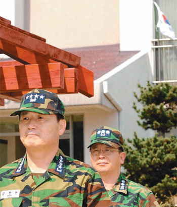 “희생자 가족들, 관사에서 계속 살게 배려… 성금 모금운동도”9일 김성찬 해군참모총장(왼쪽)이 고 김태석 상사 집(경기 평택시 해군 2함대사령부 앞 해군아파트)을 위로차 방문했다. 이 자리에서 김 총장은 가족에게 “국가를 위해 희생을 했기 때문에 국가가 끝까지 책임지겠다”고 말했다. 이날 해군은 군인 사망 시 관사를 6개월 이내에 비워야 한다는 규정을 천안함 침몰사건 희생자 가족에게는 예외적으로 적용하지 않기로 했다. 국방부도 천안함에서 순직하거나 실종된 장병과 구조작업 중 순직한 한주호 준위를 위해 하사 이상 군인과 군무원, 국방 관련 공무원을 대상으로 성금을 모금하기로 했다. 평택=김재명 기자
