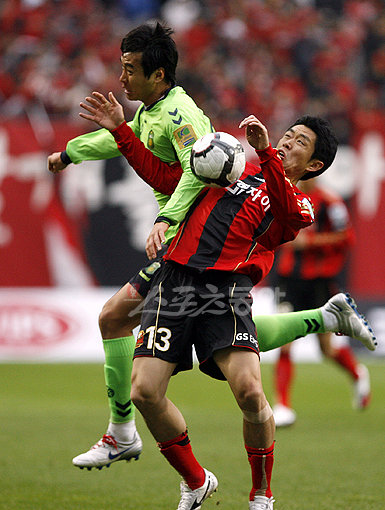 18일 벌어지는 FC서울-울산 현대의 K리그 8라운드는 1,2위 팀 간 대결 못지않게 친정팀을 상대하는 선수들의 활약 여부도 관심사다. 올 시즌 울산에서 서울로 이적한 현영민(오른쪽)이 지난 달 전북 현대와의 경기에서 상대 이동국과 볼 다툼을 벌이고 있다. 스포츠동아DB