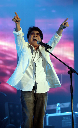 5월28∼29일 서울 잠실 올림픽주경기장에서 소아암 어린이를 돕기 위한 콘서트를 여는 가수 조용필. 올해로 환갑을 맞은 그는 “나이가 드니 좋은 일을 더욱 찾게 된다”고 말했다. [사진제공=YPC프로덕션]