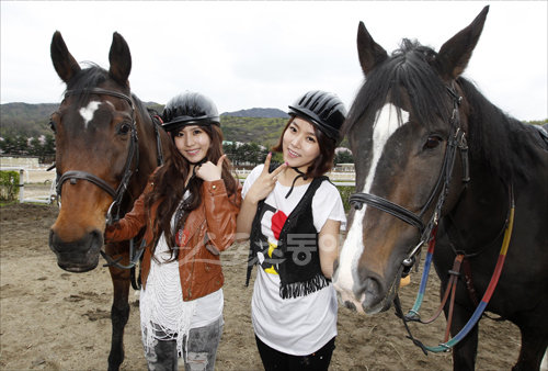 티아라 큐리(왼쪽)와 소연의 승마체험.
