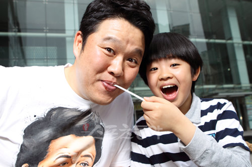 똑 닮은 예쁜 손으로 아빠 한입 나도 한입