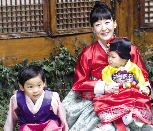 윤석화와 아들 수민(왼쪽), 딸 수아의 단란한 모습. 수아의 돌 때 찍은 사진이다. [사진제공=윤석화]