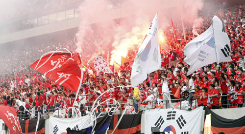 2010 남아공월드컵을 대비한 한국 대 에콰도르 축구대표팀 평가전이 16일 서울월드컵경기장에서 열렸다. 붉은 악마 응원.