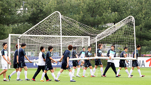 “골대 옮길 때도 팀워크…이것이 태극전사의 힘”  축구 국가대표팀 선수들이 17일 파주 NFC에서 있었던 회복훈련 도중 힘을 합쳐 축구 골대를 옮기고 있다.  파주 ｜ 박화용 기자 inphoto@donga.com