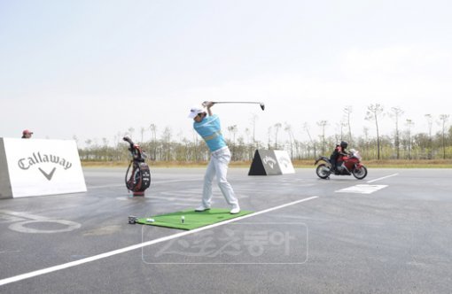역시 드라이버로 친 볼이 가장 빨랐다. 캘러웨이골프가 충남 서산 현대파워텍 범용 주행로에서 펼친 스피드 대결에서 배상문의 파워 
넘치는 드라이버 샷이 모터사이클, 스포츠카를 제치고 당당히 1위를 차지했다. [사진제공=캘러웨이골프]