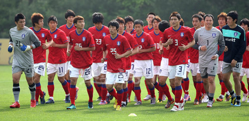 2박3일의 휴가를 마친 26명의 축구 대표팀 선수들이 19일 오전 파주 NFC(대표팀 트레이닝센터)에 다시 소집돼 본격적인 훈련에 돌입했다. 훈련에 앞서 그라운드를 돌며 가볍게 몸을 풀고 있다.