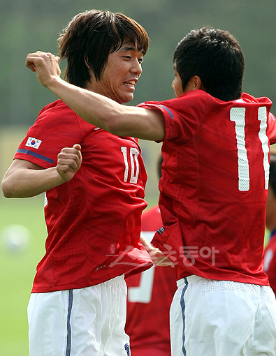 얼마만이야! 대표팀의 환상의 투 톱 박주영(왼쪽)과 이근호가 19일 오랜만에 함께 소집된 가운데 파트너가 되어 훈련하고 있다. 파주 ｜ 김종원 기자 won@donga.com