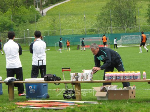 ▲강철체력을 위하여… 대표팀 선수들은 하루 8차례 꼬박꼬박 약을 섭취해야 한다. 비타민과 단백질 성분으로 구성된 종합 영양제다. 대표팀 스태프가 선수들이 훈련 뒤 섭취할 음료를 준비하고 있다. 노이슈티프트(오스트리아) | 남장현 기자 yoshike3@donga.com