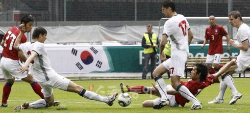 박주영 “아깝다” 한국 스트라이커 박주영(오른쪽에서 두 번째)이 슬라이딩을 하며 오른발 슛을 시도하고 있다. 쿠프슈타인(오스트리아)｜ 전영한 동아일보 기자 scoopjyo@donga.com