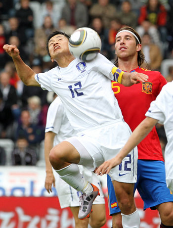 4일(한국시간) 새벽 오스트리아 인스브루크 티볼리노이 스타디움에서 열린 한국과 스페인의 평가전에서 이영표가 공중볼을 따내고 있다.[연합]