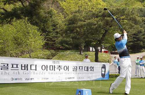 아마추어 골퍼들의 대축제 ‘골프버디 아마추어 골프대회’가 예선을 거듭할수록 더욱 뜨거운 열기를 뿜어내고 있다. 5월10일 열린 1차 예선전에 출전한 한 아마추어 골퍼가 힘차게 티샷을 하고 있다. 스포츠동아DB