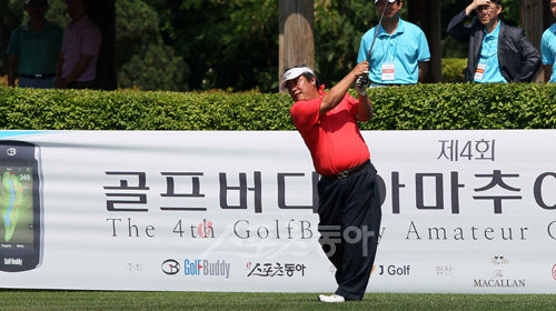 LPGA 박희영 부친 박형섭씨 호쾌한 샷 
“역시!” 7일 경기도 용인 프라자 골프장 라이언 코스에서 열린 제4회 골프버디 아마추어 골프대회 2차 예선에서 미 LPGA 투어에서 활약하는 여자 프로골퍼 박희영의 아버지 박형섭 씨가 호쾌한 드라이버 샷을 날리고 있다.