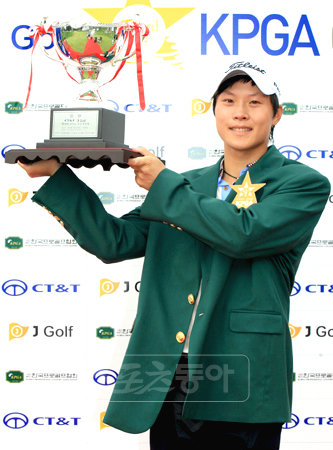 손준업이 4일 경기도 용인 아시아나 골프장 동코스에서 열린 CT&T J골프 한국프로골프(KPGA) 선수권대회에서 데뷔 후 첫 우승을 차지한 뒤 트로피를 들고 포즈를 취하고 있다. [사진제공=KT&G]