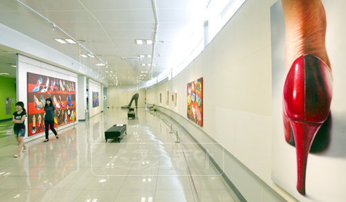 광명 스피돔 갤러리에선 미술 작품을 감상하며 경기와는 또 다른 즐거움을 누릴 수 있다. 하이힐을 소재로 한 ‘킬 힐’전의 모습. [사진제공=경주사업본부]