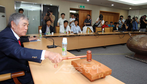 이회택 기술위원장(왼쪽)이 21일 서울 종로구 신문로 축구회관에서 열린 제4차 기술위원회에서 의사봉을 두드리며 개회를 알리고 있다.