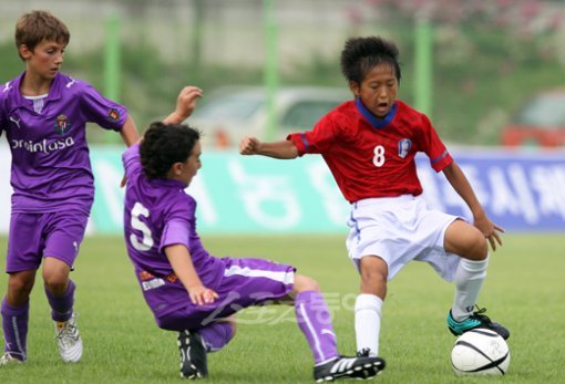 “어림 없지” 한국 충무팀의 김창(오른쪽)이 19일 열린 2010 경주 국제 유소년 축구 페스티벌 스페인 바야돌리드와 경기에서 상대 수비수의 거친 태클을 피하고 있다.