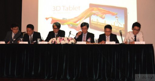 제품 설명 이후 질의응답 시간에 응하는 아이스테이션 측 임원진