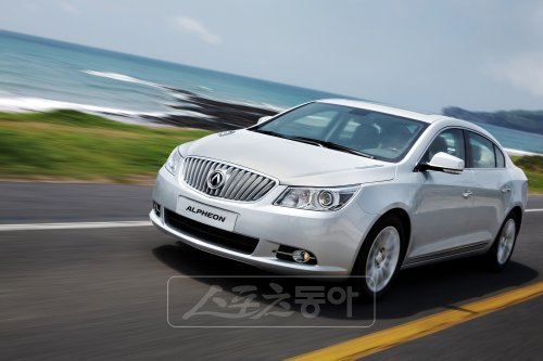 GM대우가 알페온을 통해 국내 럭셔리 세단 시장에 진입했다. 알페온은 263마력의 고성능을 발휘하는 SIDI V6 3.0엔진과 전자제어식 6단 변속기, 최첨단 콰이어트 튜닝을 통해 뛰어난 성능과 함께 조용함을 자랑했다.