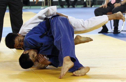 김성민(청색·계성중)이 3일 경북 김천실내체육관에서 열린 ‘최민호 올림픽제패기념 2010추계전국중·고등학교 유도연맹전’ 남중부 -51kg급 결승전에서 정용욱(백색·덕원중)이 건 기술에 넘어가지 않기 위해 안간힘을 쓰고 있다.