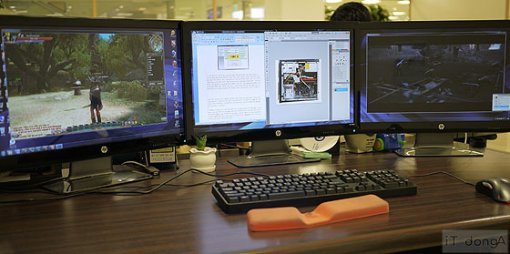 좌측 모니터는 C9, 중앙 모니터는 워드 및 포토샵, 우측 모니터는 마비노기 영웅전 실행