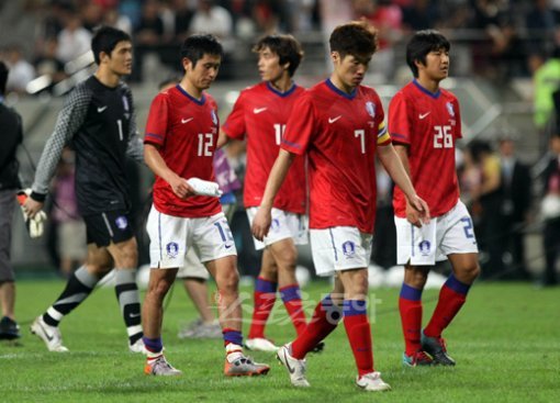 조광래감독이 이끄는 축구대표팀이 7일 서울월드컵경기장에서 중동의 강호 이란과 평가전을 가졌다. 한국 박지성과 선수들이 경기에 패한 후 그라운드를 빠져 나오고 있다.