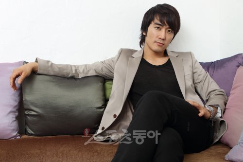 “작품 끝났으니 이제 진짜로 망가져야죠, 하하하”영화 ‘무적자’로 돌아온 송승헌. 홍콩영화 ‘영웅본색’을 리메이크한 이 작품에서 송승헌은 저우룬파가 연기했던 이영춘으로 분해 화려한 액션을 선보인다.